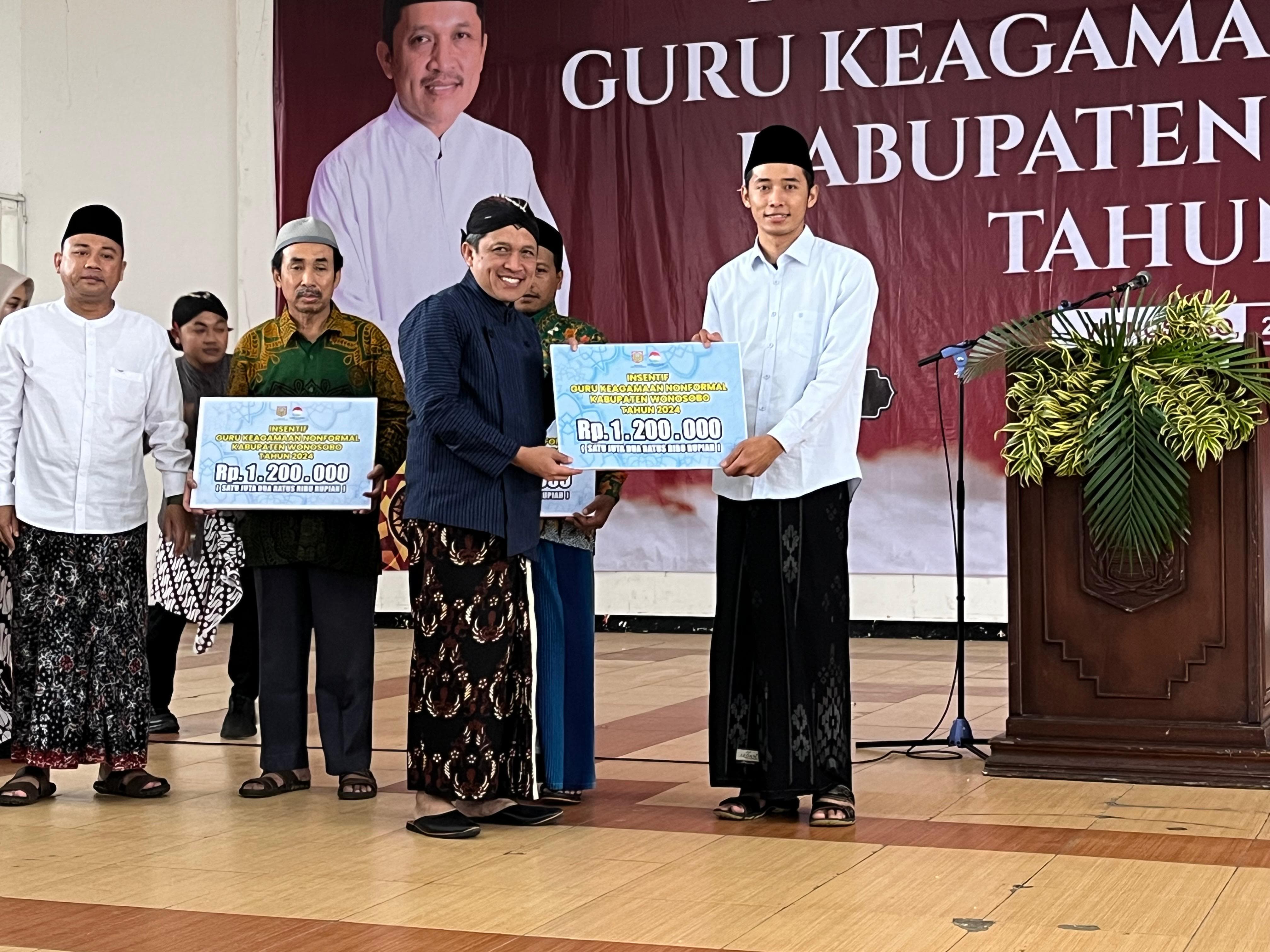 Pemerintah Kabupaten Wonosobo Salurkan Bantuan Insentif Rp720 Juta untuk 600 Guru Keagamaan Nonformal